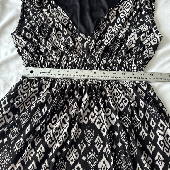 Old Navy Women's Babydoll Black Gray Tribal Print V-Neck Dress Size Medium Boho - Picture 10 of 13